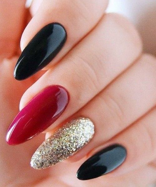 uñas rojas con dorado y negro 