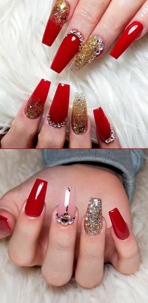 uñas rojas con dorado y piedreria 