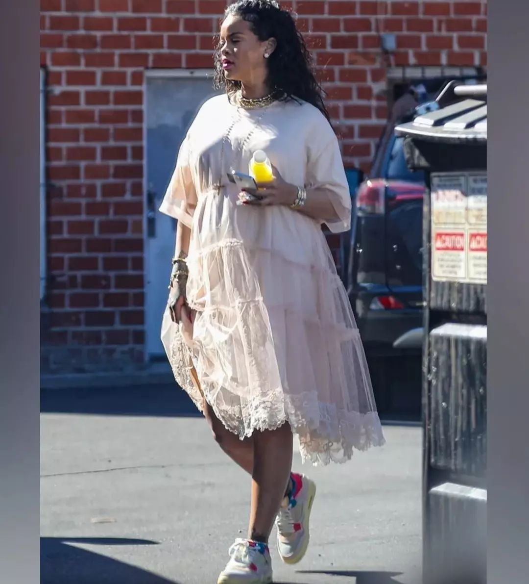 vestido holgado con tenis 