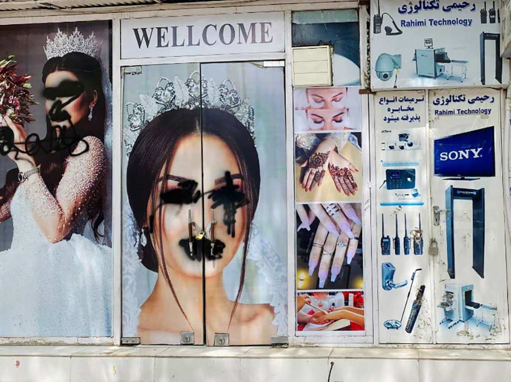 Talibanes prohíben en Afganistán los salones de belleza