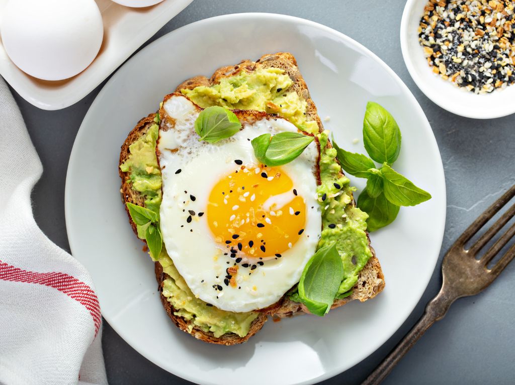 avocado toast con huevo