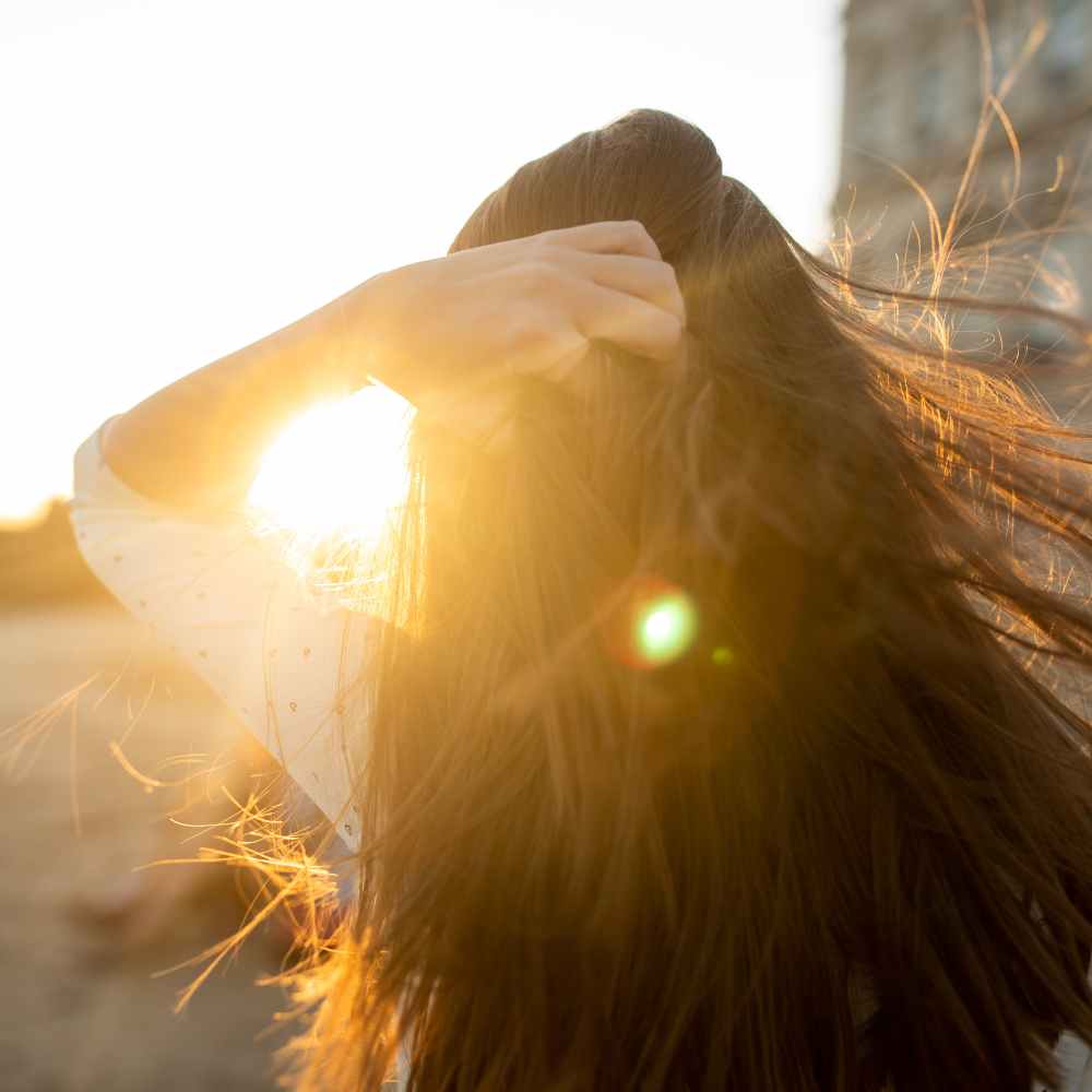 cómo daña el sol el cabello