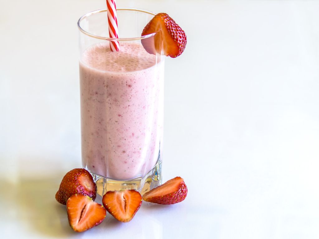 licuado de avena y frutos tojos