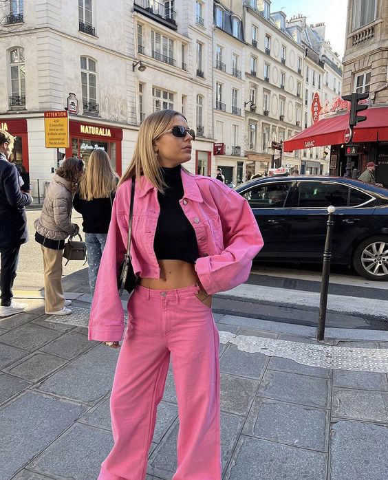 outfit completo rosa con crop top negro 