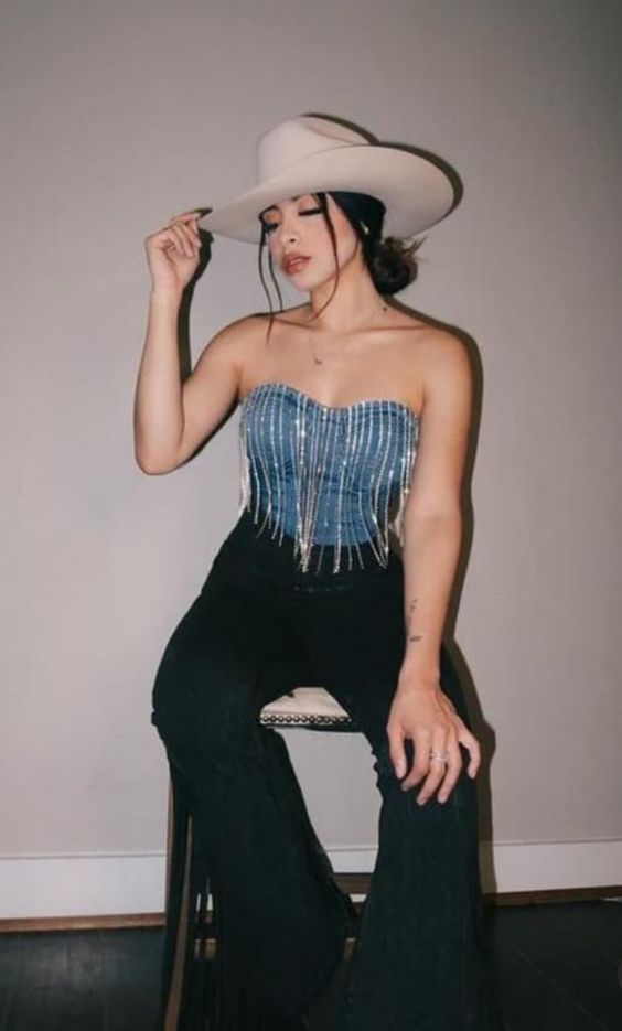 outfit con corset y sombrero 