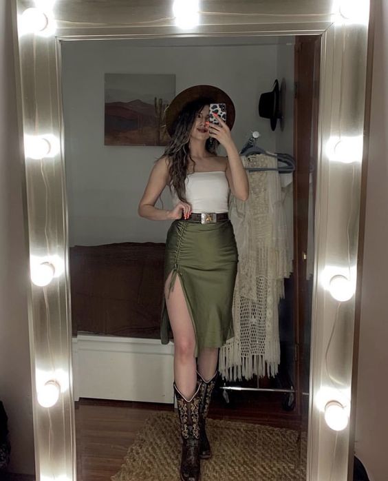 outfit con falda larga botas y sombrero 