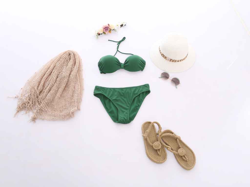 5 Ideas de outfits para la playa que te harán brillar en la arena y el