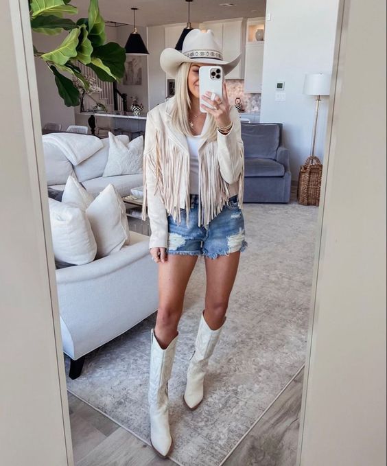 outfit vaquero con shorts botas vaqueras y chamarra 