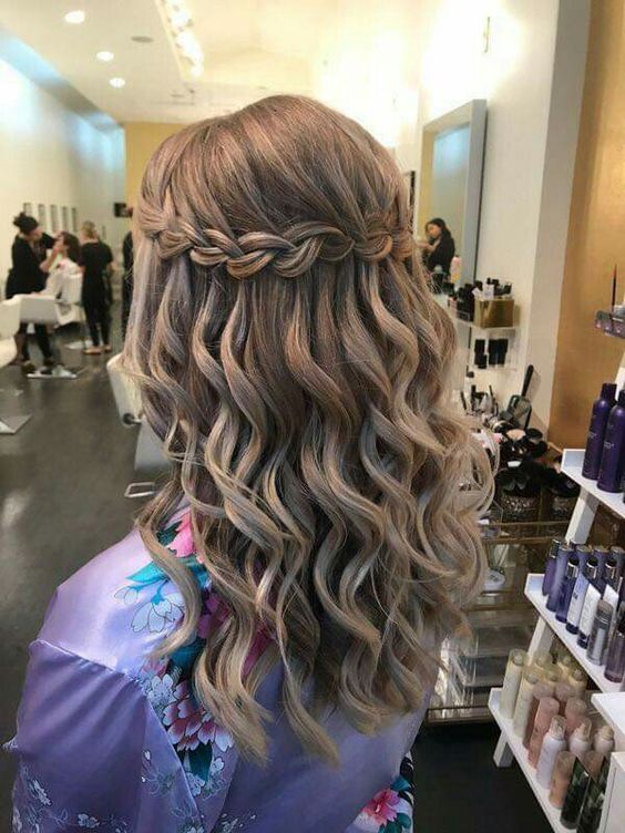 peinados de graduación con ondas y trenza 