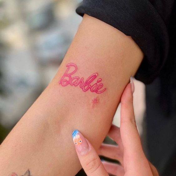 tatuaje con la palabra barbie 