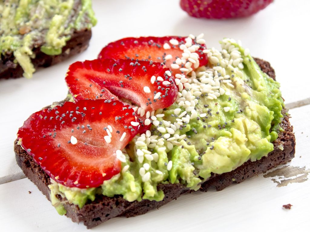 tosta de aguacate con fresa