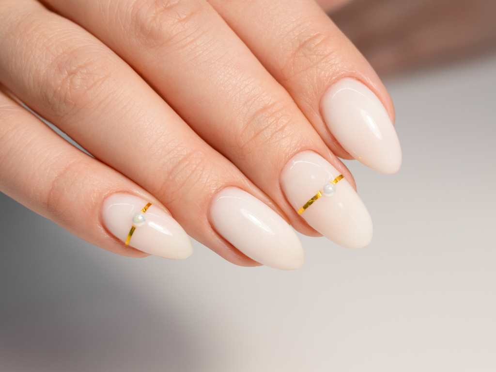 Uñas blancas con dorado, la manicura para unas manos elegantes