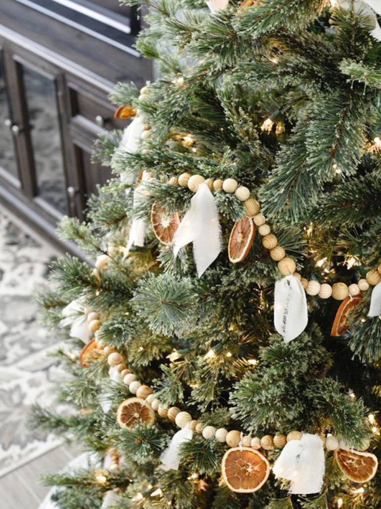 árbol de navidad con frutas deshidratadas