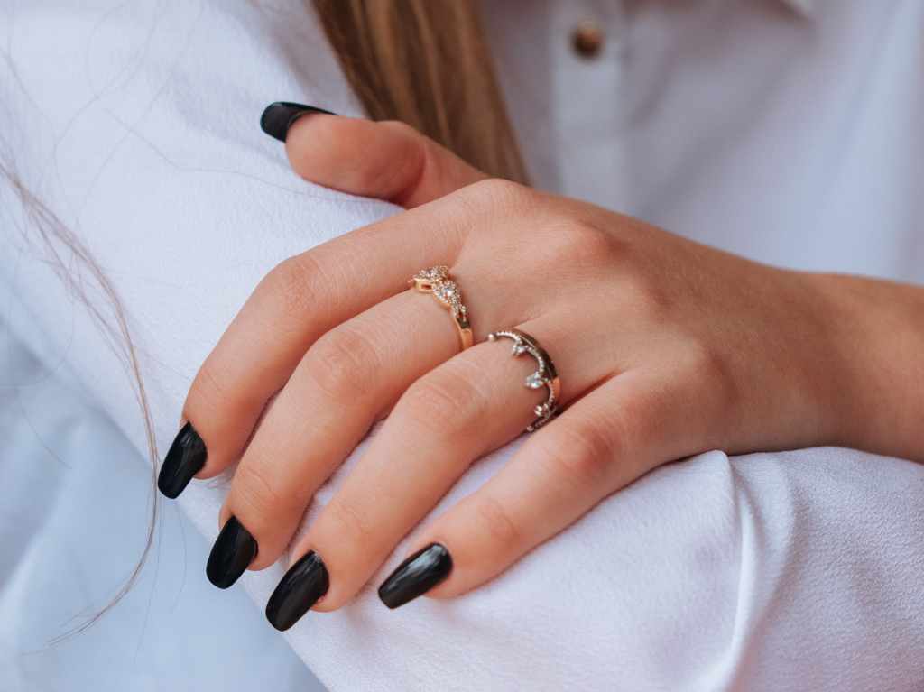 5 Ideas de uñas negras elegantes ideales para usarlas este otoño