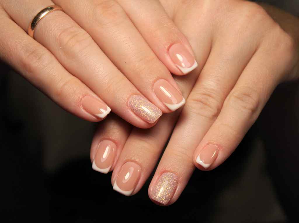 Diseños de uñas neutras para lucir una manicura súper elegante