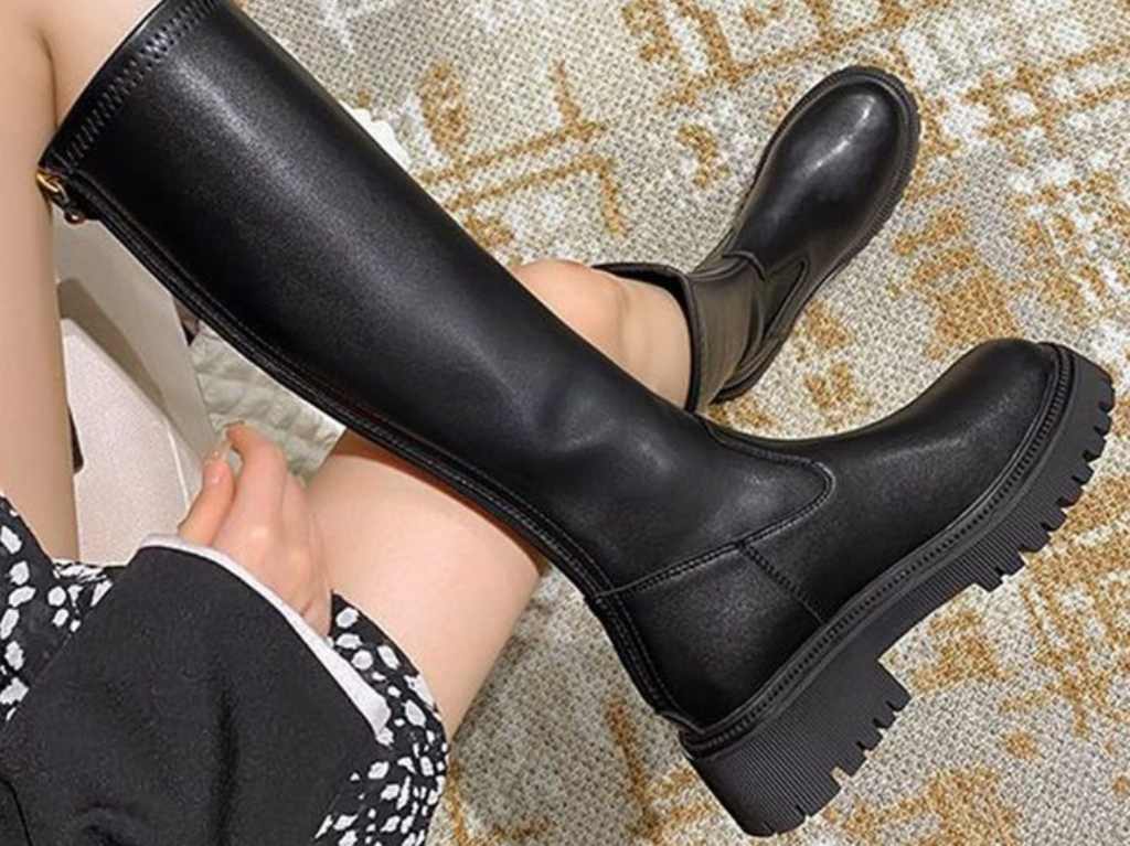 5 outfits con botas negras largas para los días de lluvia