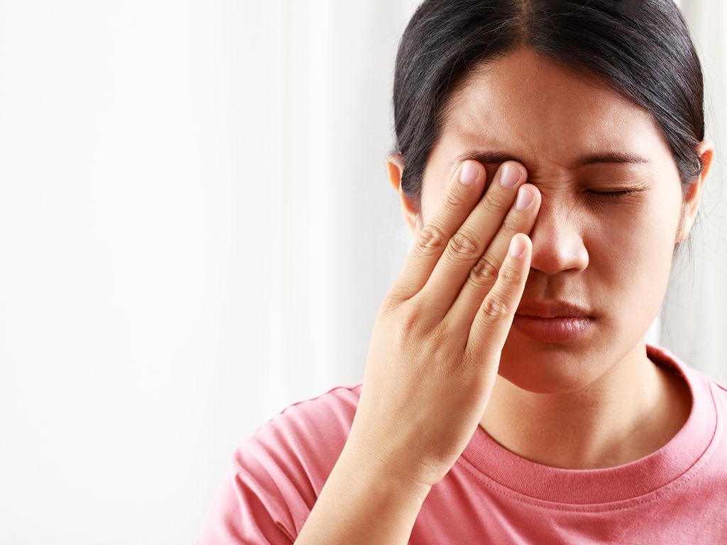mujer con dolor de cabeza