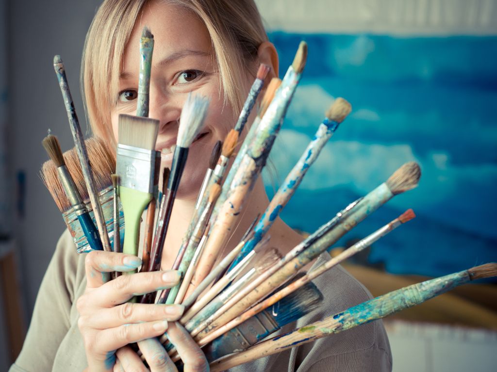 mujer pintando