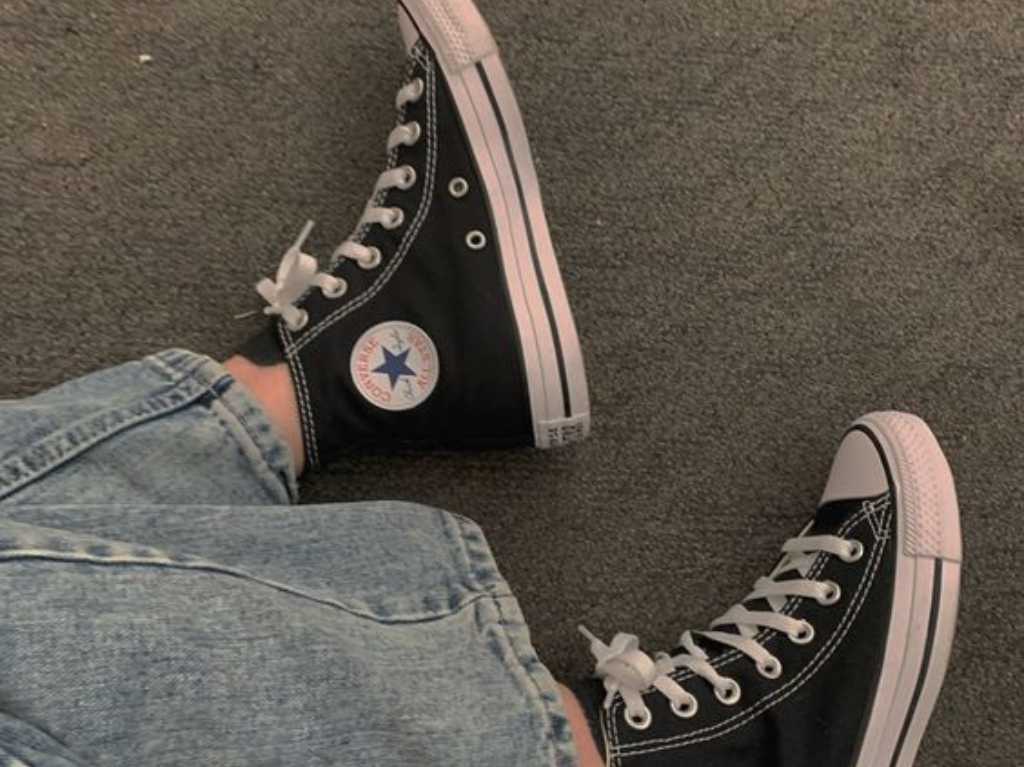 5 ideas de outfits alternativos que puedes usar con tenis converse negros