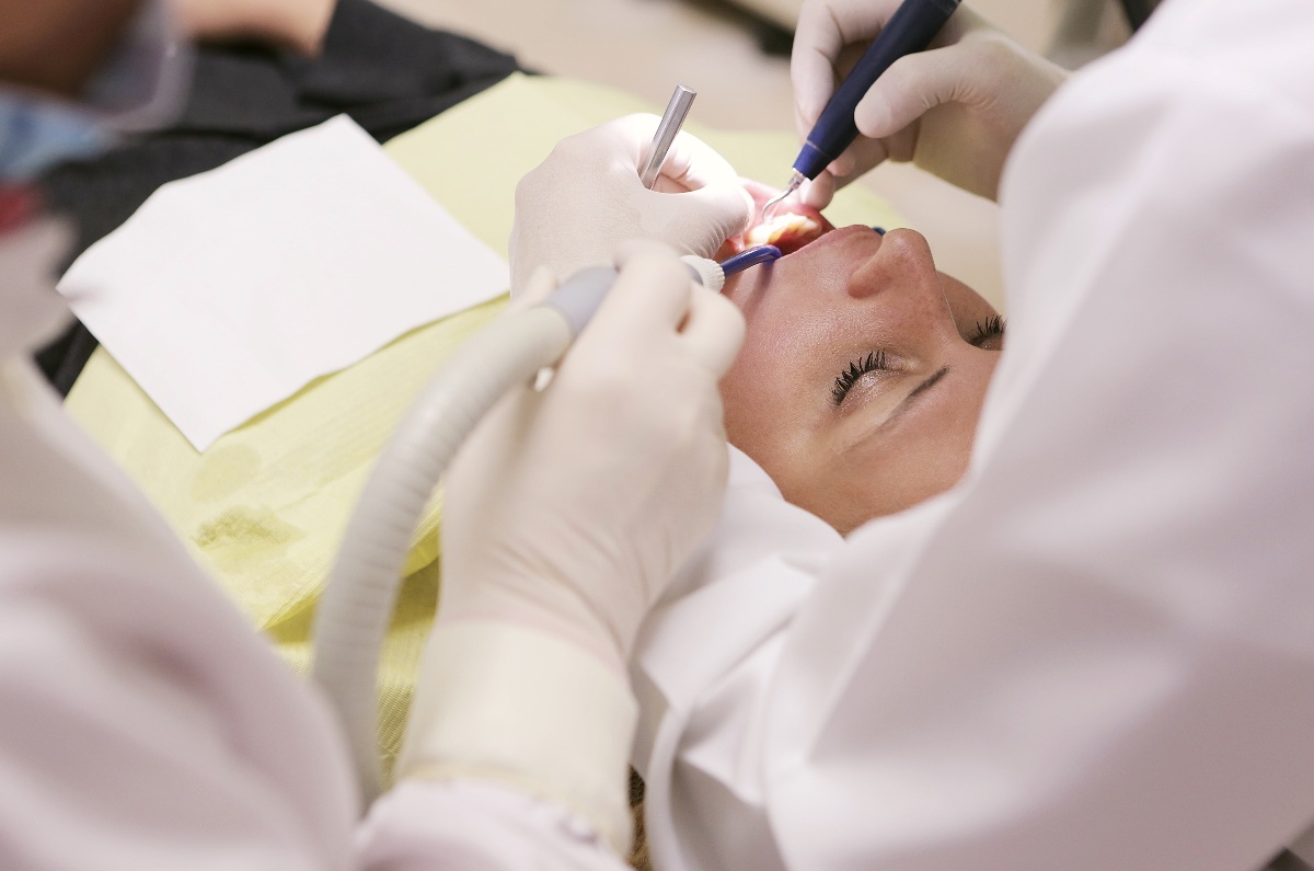 Dentista poniendo carillas