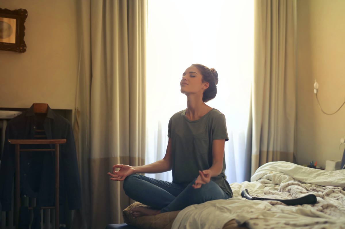 meditar en la cama