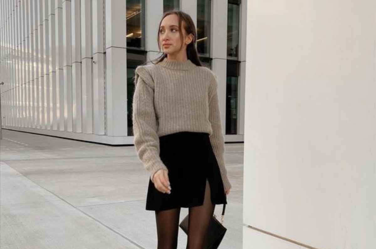 Outfits aesthetic con falda negra que puedes usar en otoño sin pasar frío