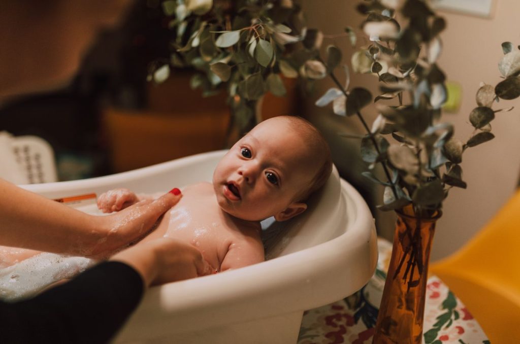 Bebé recien nacido baño