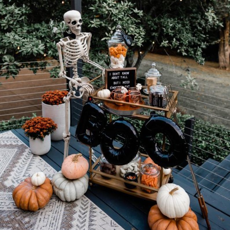 calavera en carrito de servicio