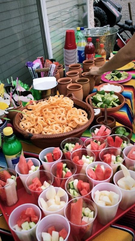 mesa de snacks con botana mexicana