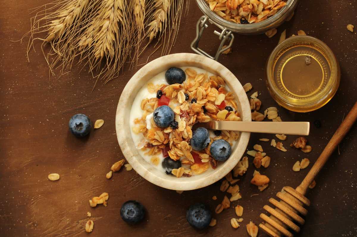 5 desayunos deliciosos para comer granola de forma diferente