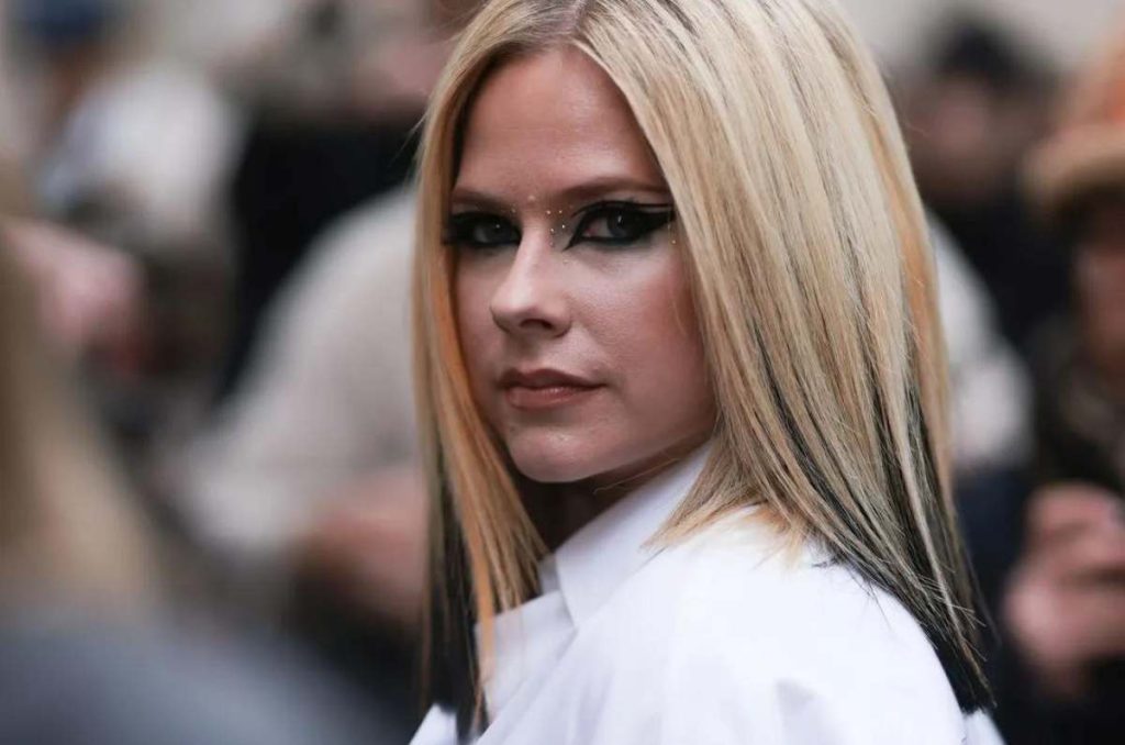 Claves para lograr el estilo grunge de Avril Lavigne y Danna Paola 6