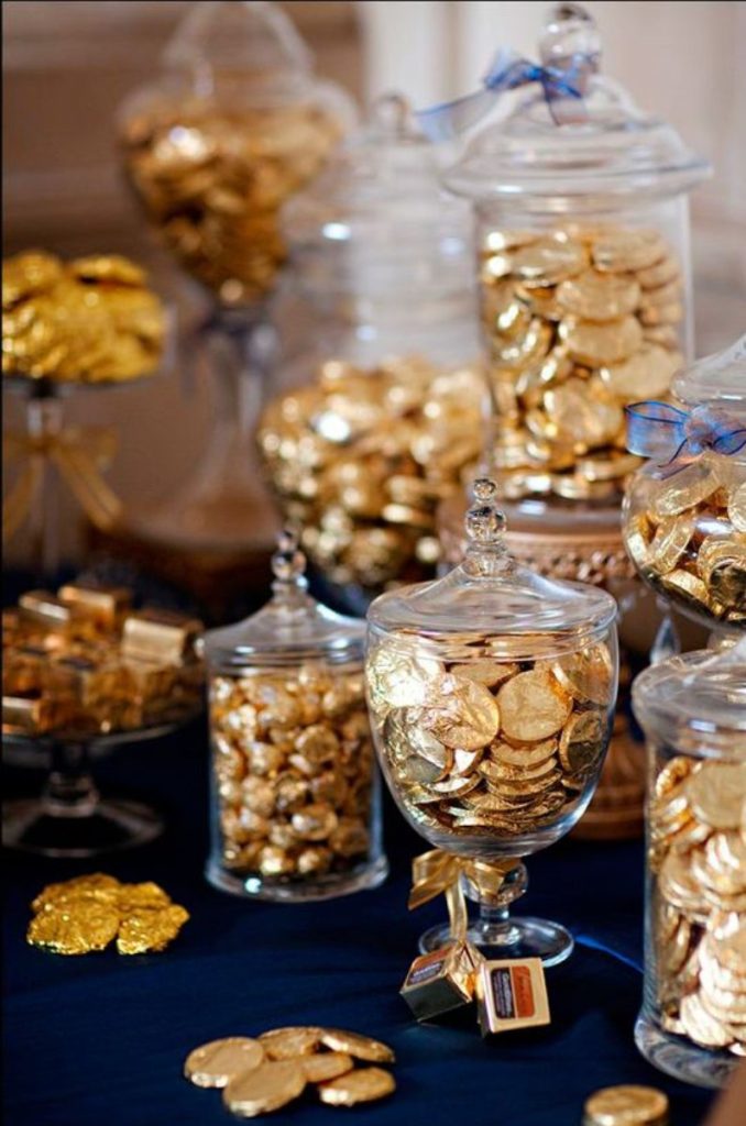 mesa de dulces con monedas de chocolate