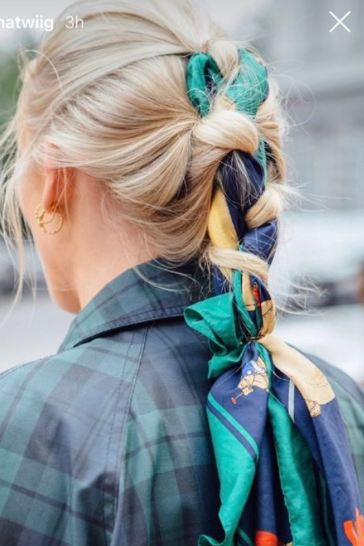 pañuelo azul en trenza