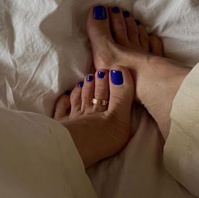 Pedicura azul oscuro. Foto: Pinterest