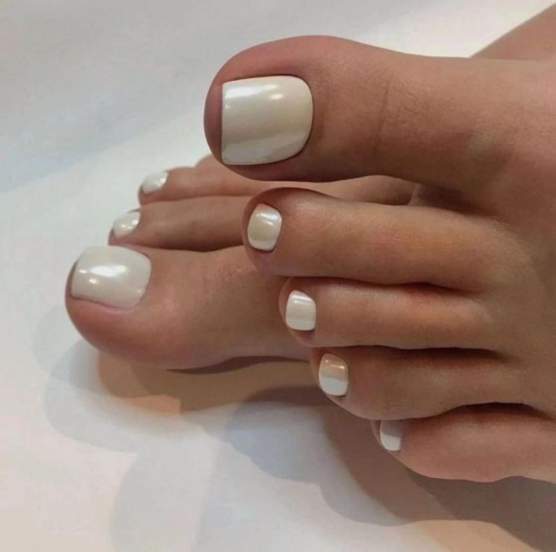 Pedicure blanco perla. Foto: Pinterest