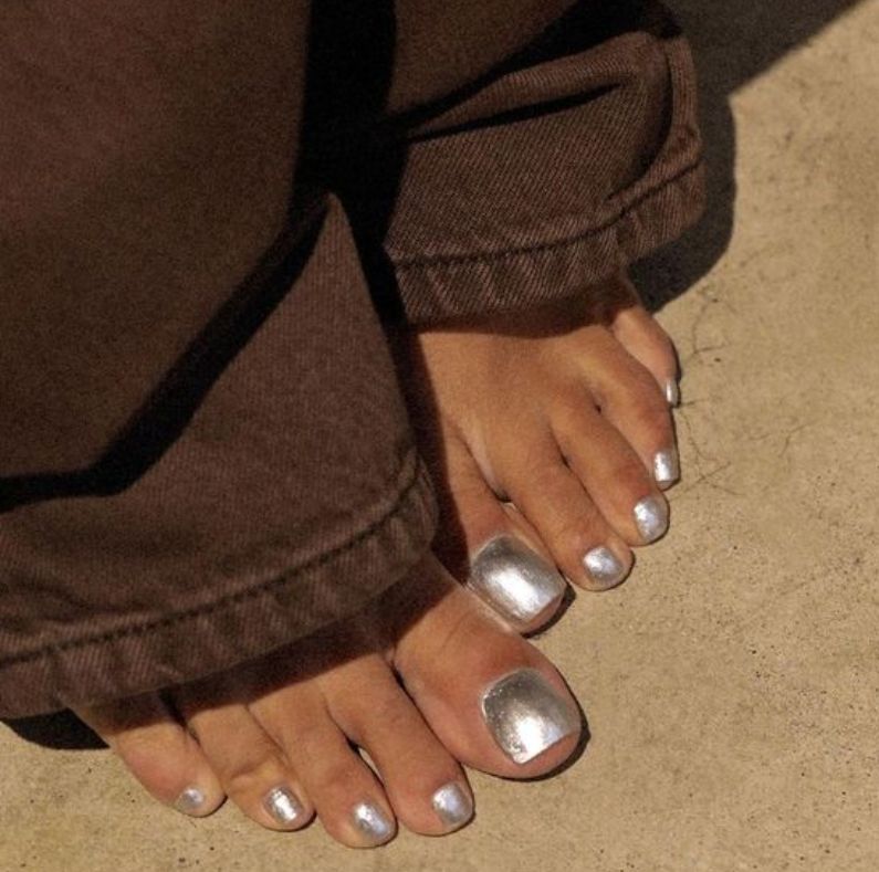 Esmalte plateado. Foto: Pinterest