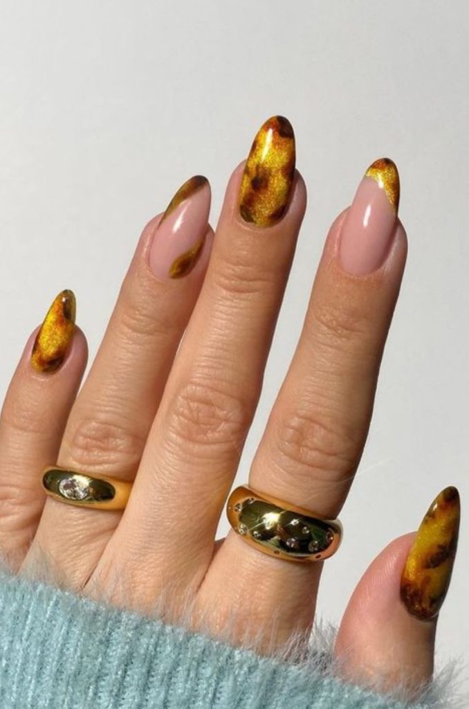 uñas ambar con manicure francés dorado