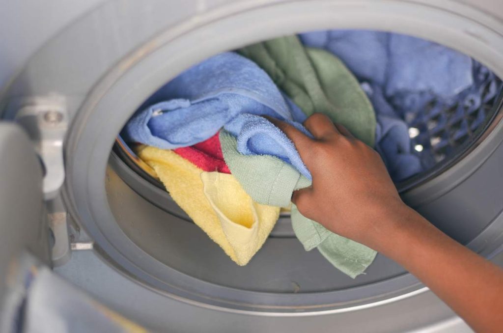 Cómo evitar que se maltrate tu ropa en la lavasecadora 0