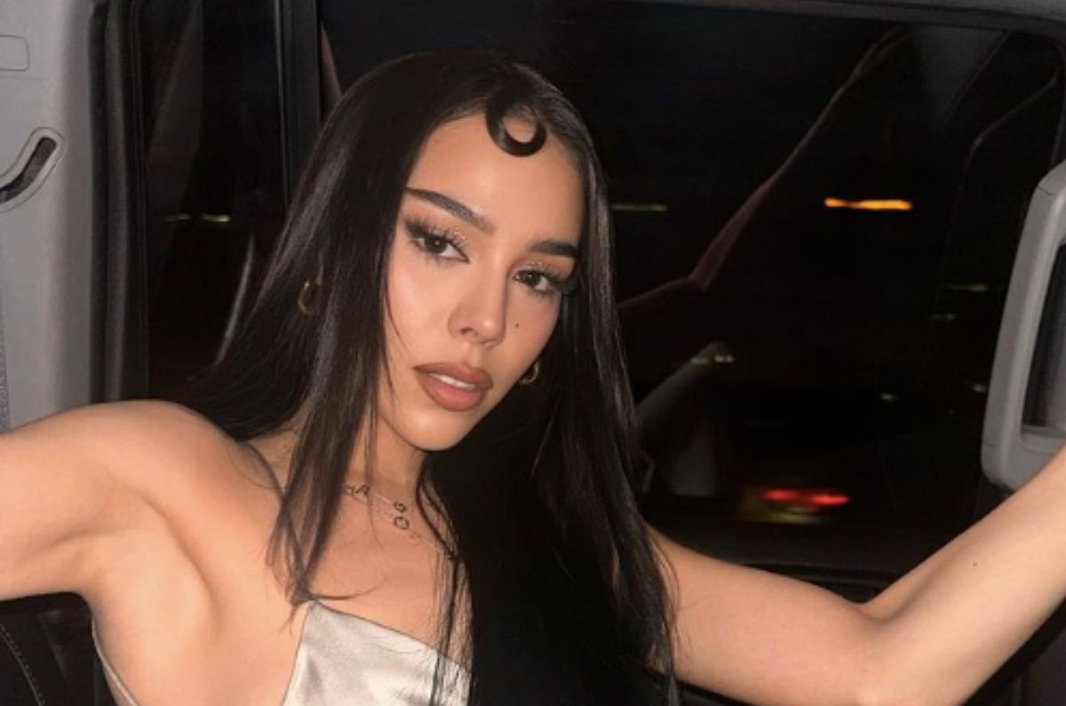 Danna Paola luce vestido con escote infinito en espalda y queremos copiarle el look