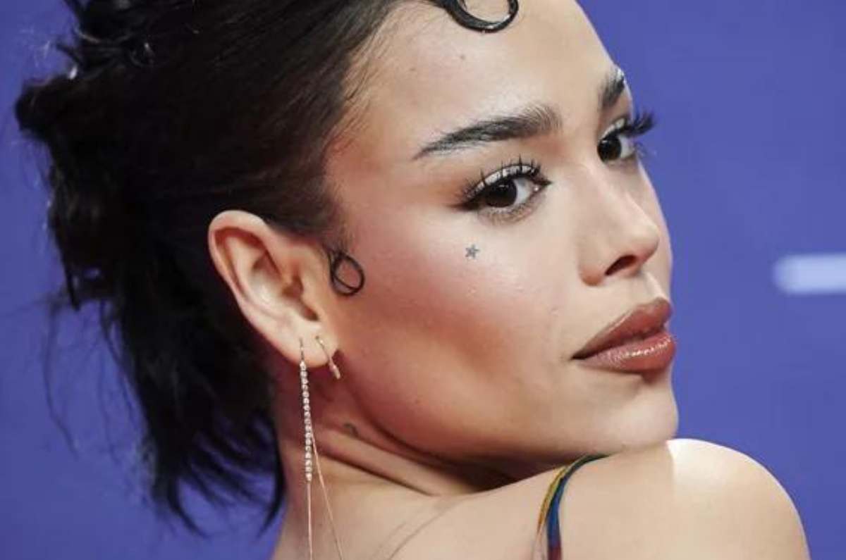 Danna Paola impacta en Sevilla con vestido transparente antes de los Latin Grammy