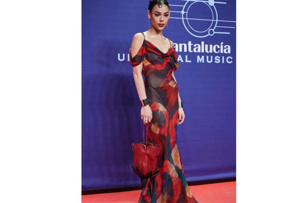 Danna Paola impacta en Sevilla con vestido transparente antes de los Latin Grammy 0