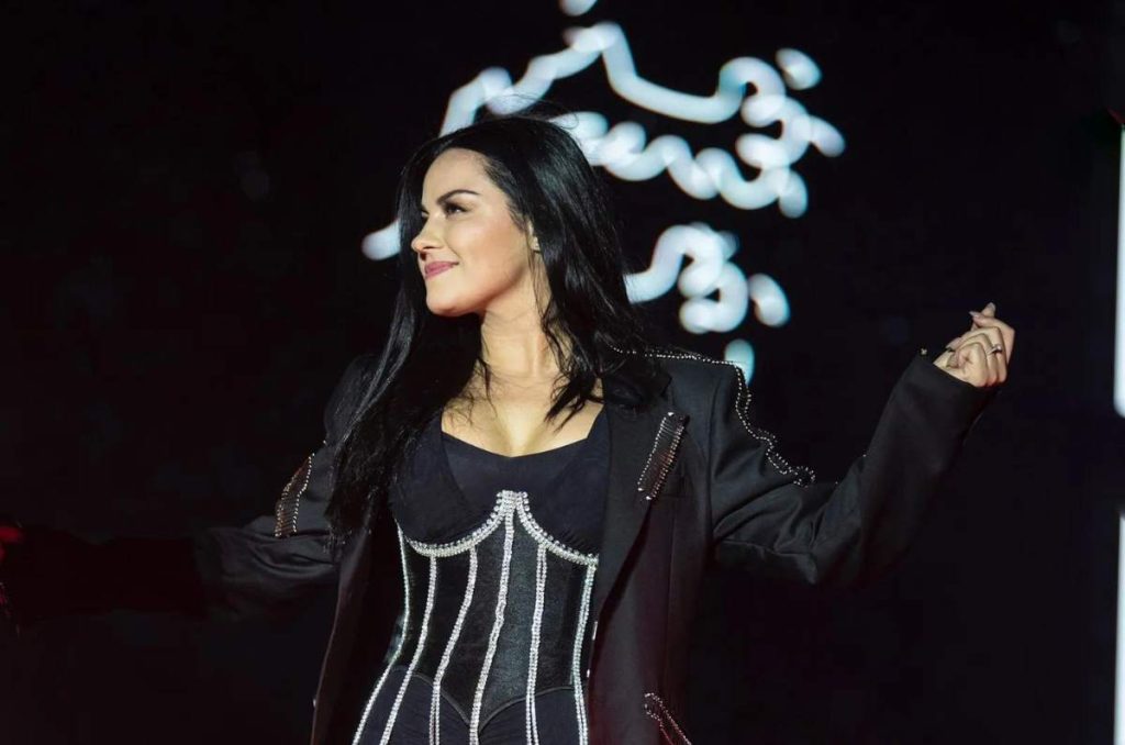 Cómo lograr el cabello con efecto ‘liso espejo’ de Maite Perroni 1