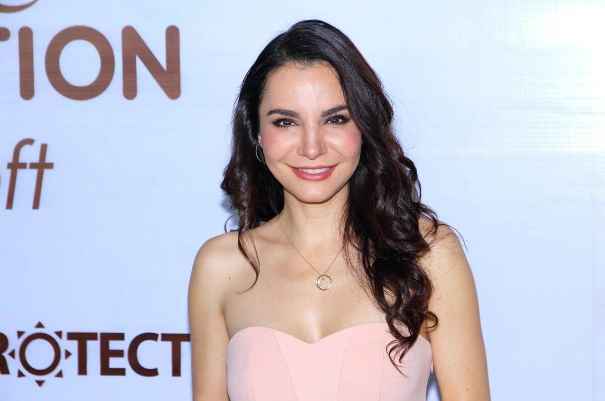 Martha Higareda usa conjunto rosa y luce como toda una Barbie