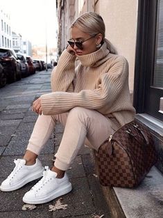 Outfits de invierno con tenis blancos para verte arreglada y formal 3