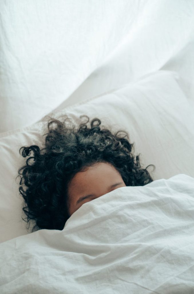 cama con sábanas calientitas