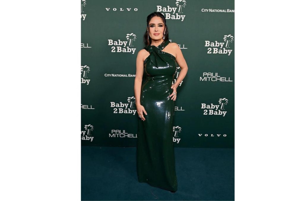 Salma Hayek muestra cómo lucir un vestido de lentejuelas a los 50 0