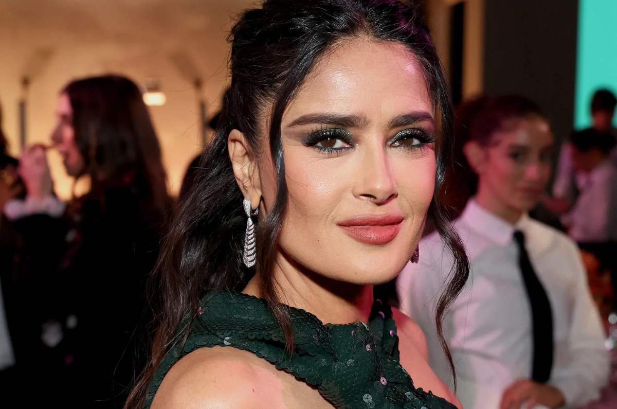 Salma Hayek muestra cómo lucir un vestido de lentejuelas a los 50