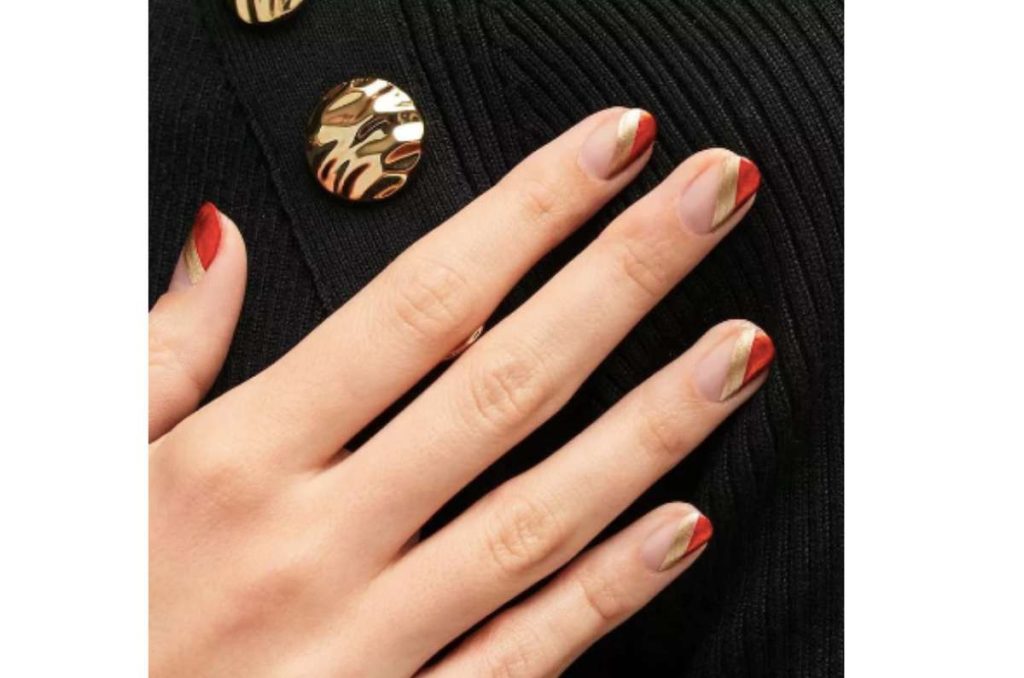 10 diseños delicados para llevar uñas navideñas rojas 7