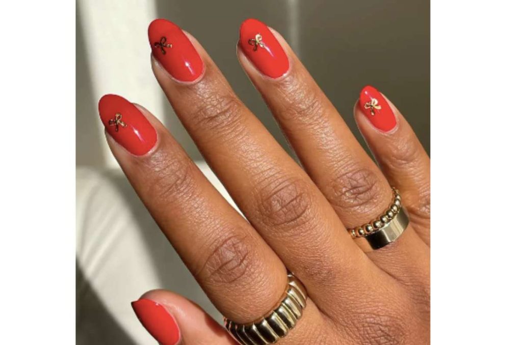 uñas navideñas rojas con moños minis