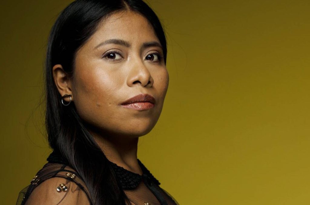 yalitza aparicio tenis blancos y minifalda
